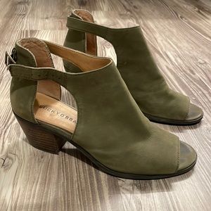 Lucky Brand open toed booties / heeled boots olive green, size 9